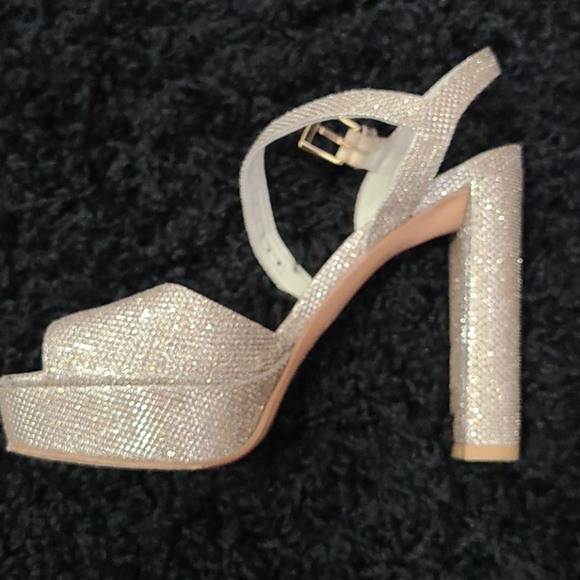 Stuart Weitzman - Picture 3 of 4